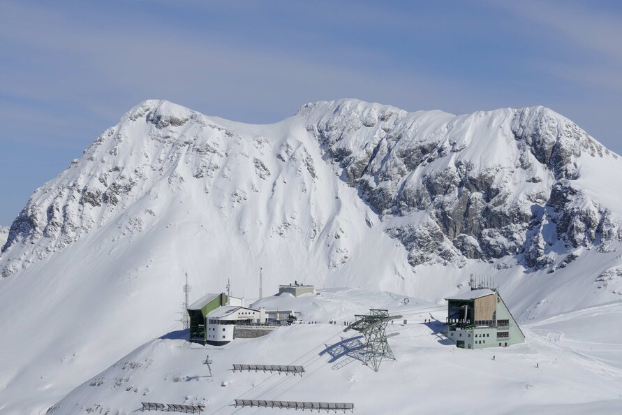 Drohnenaufnahme des Panoramarestaurant Rüfikopf mit Rüfikopfbahn.