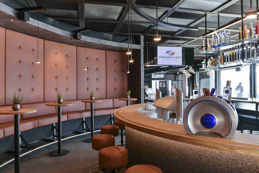 Eleganter Barbereich im Schlegelkopf Restaurant lädt zum Sitzen, Plaudern und Verweilen ein.