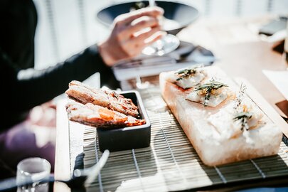 Person genießt raffinierte Speisen im Schlegelkopf Restaurant.
