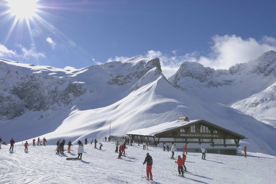 Skifahrer vor dem Seekopf Restaurant an einem perfekten Skitag.