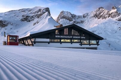 Seekopf Restaurant vor schneebedeckten Bergen auf 2207m Meter Seehöhe.