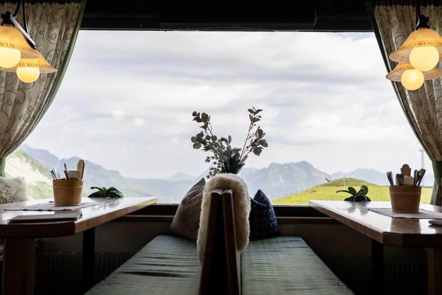 Sitzbereich im Seekopf Restaurant mit Aussicht auf die Berge.