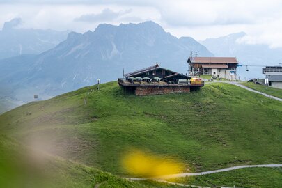 Seekopf Restaurant in sommerlicher Berglandschaft.