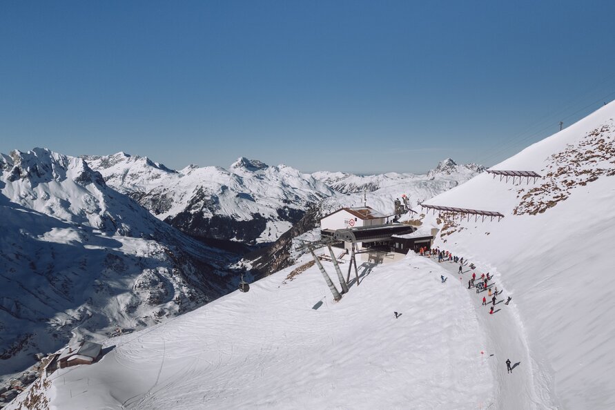 Blick auf schneebedeckte Berge und die Trittkopf BBQ Station.
