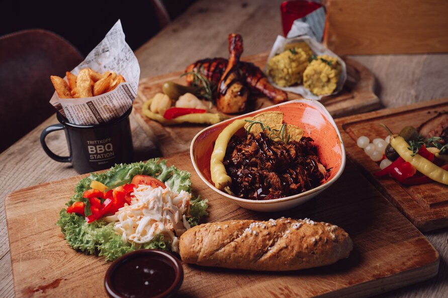 Verschiedene gegrillte Speisen, die in der Trittkopf BBQ Station serviert werden.