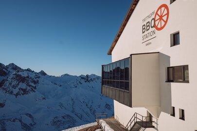 Panoramic view of snow-covered mountains from Trittkopf BBQ Station at 2423m elevation.