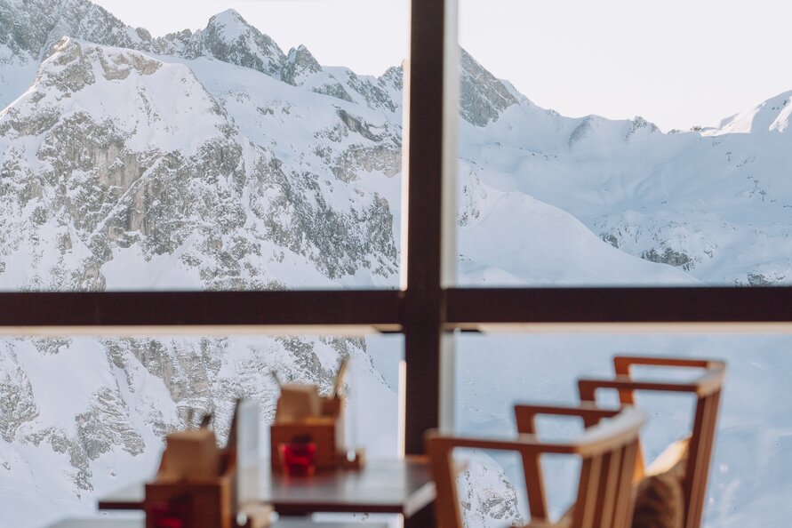 Blick von der Trittkopf BBQ Station auf verschneite Alpen.