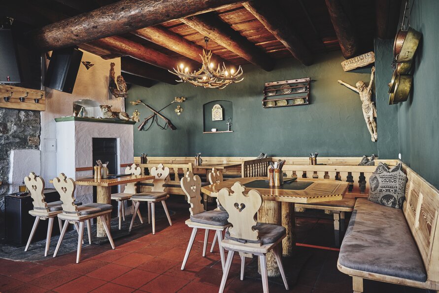 Holzmöbel und rustikales Dekor im Restaurant Trittalpe.