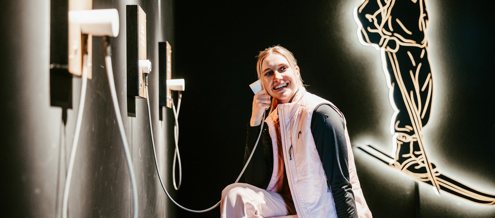 Person sitzt vor einer Run of Fame Audiostation.