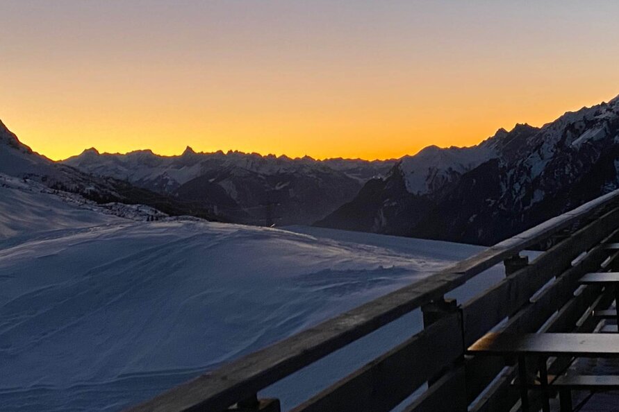 Sonnenuntergang über den schneebedeckten Bergen von St. Anton.