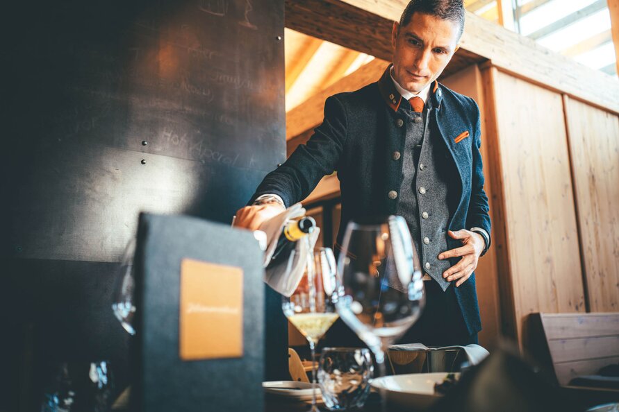 Sommelier pouring wine at Restaurant Himmeleck.