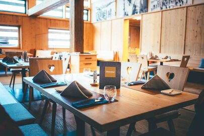 A table at restaurant Himmeleck with stylish details.