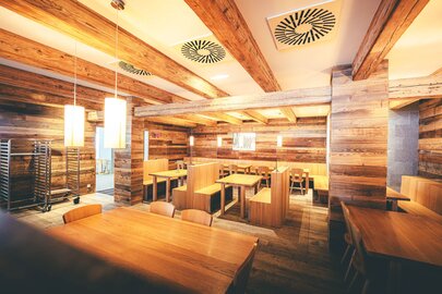 Holzverkleidetes Interieur mit Sitznischen im Rendl Restaurant.