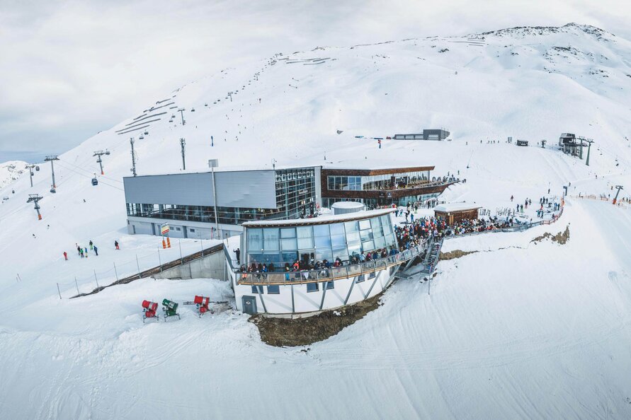 Luftaufnahme des Rendl Restaurants in schneebedeckter Berglandschaft.