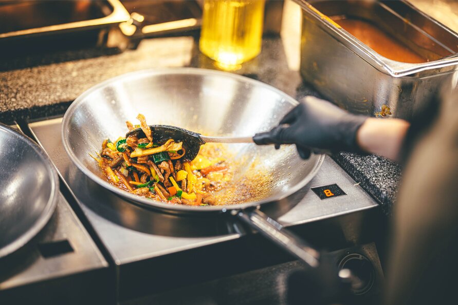 Zubereitung einer Gemüsepfanne im Rendl Restaurant.