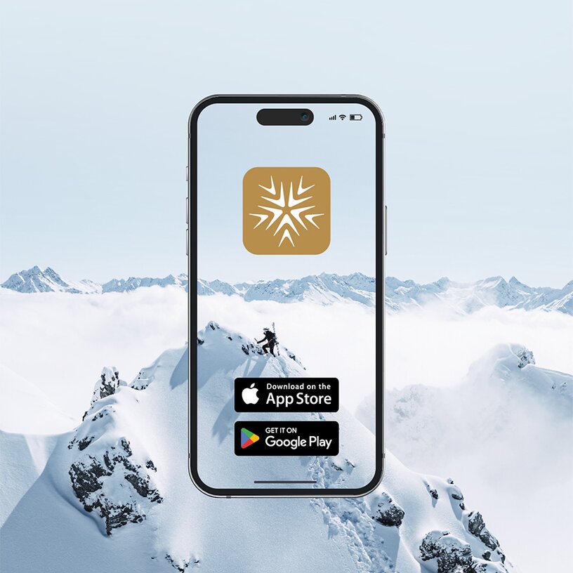Smartphone mit Ski-App und Download-Links, schneebedeckte Berge im Hintergrund.