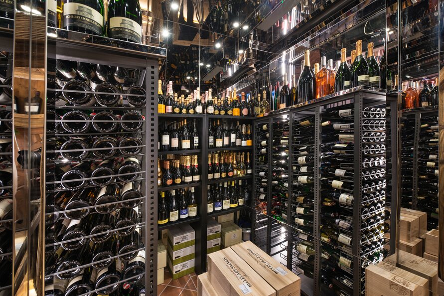 Eleganter Weinkeller mit vielfältiger Auswahl an Flaschen.
