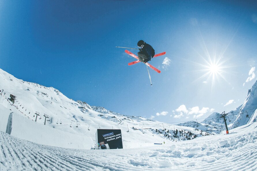 Ein Skifahrer führt im Stanton Park einen Trick in der Luft aus.