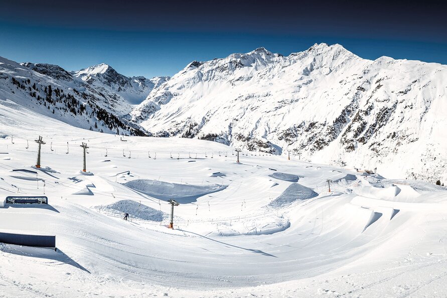 Verschneite Landschaft und Skipisten im Stanton Park.