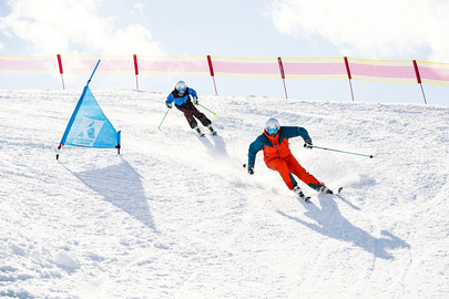 Zwei Skifahrer fahren die Skipiste im Funcross Karhorn hinunter.