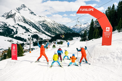 Kinderskikurs bei der Funslope Steffisalp mit Skilehrern.