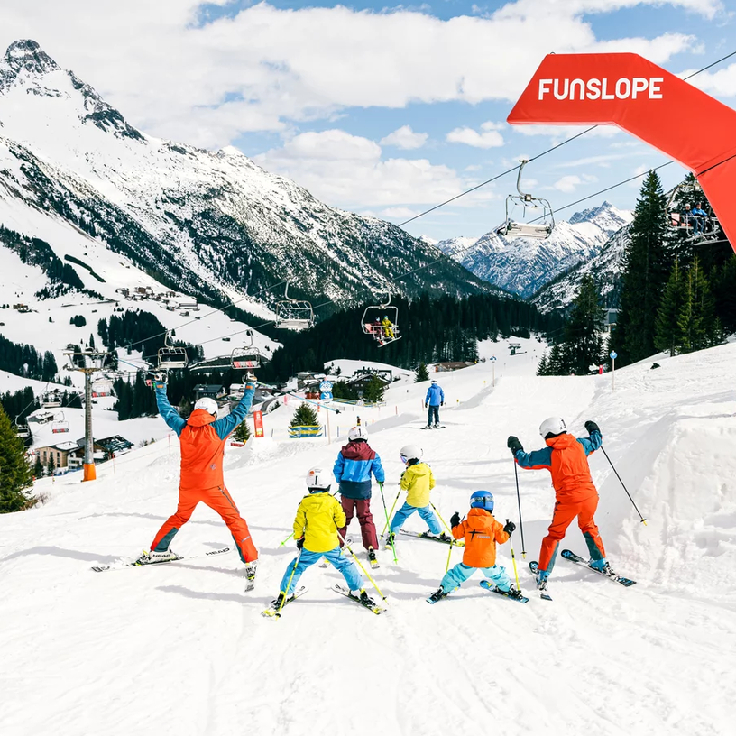 Kinderskikurs bei der Funslope Steffisalp mit Skilehrern.