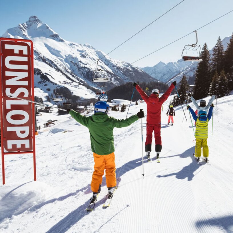 Skifahrer auf der Funslope Steffisalp genießen den Tag.