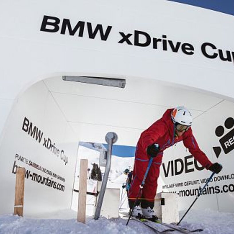 Skifahrer im Startbereich der Skimovie-Strecke des BMW xDrive Cups.