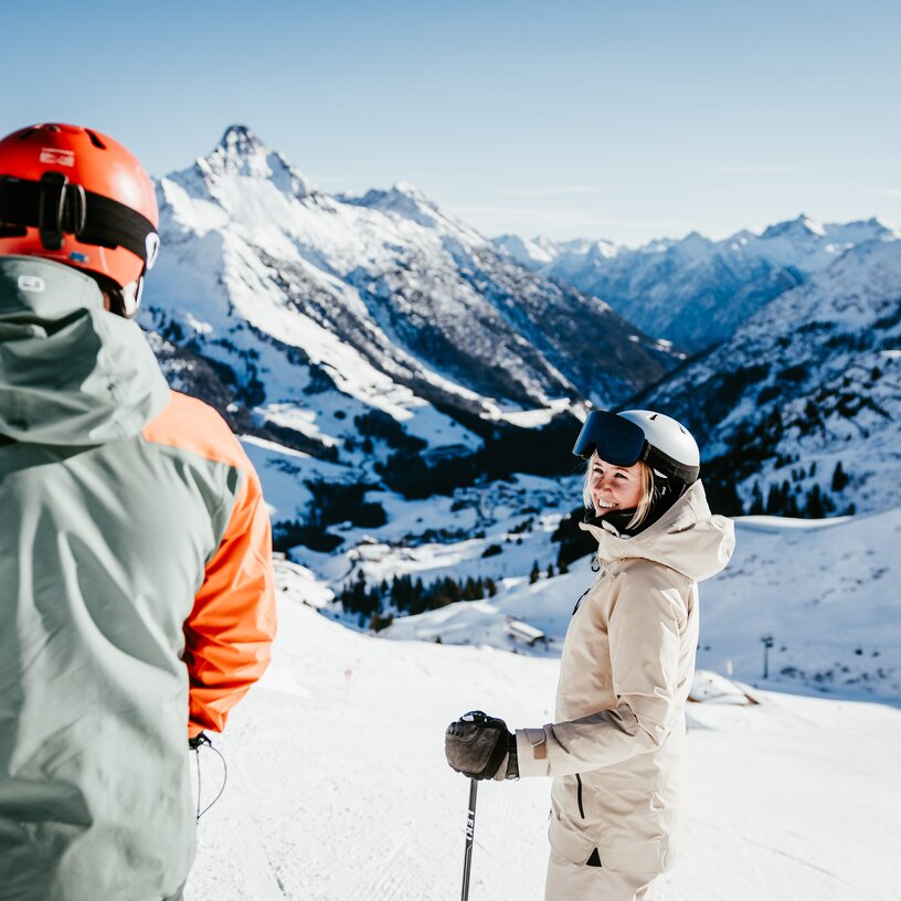 Zwei Skifahrer vor beeindruckender Bergkulisse in der Skiregion Warth-Schröcken.