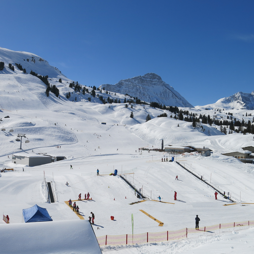 Das schneebedeckte Kinderland bei der Salober Talstation bei blauem Himmel.