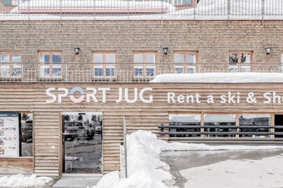 Das schneebedeckte Gebäude des Ski-Verleihs Sport-Jug.