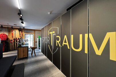 Innenansicht des hellen Sportladens Sporttraum mit Ausrüstung.